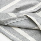 Gros plan sur les coutures du t-shirt du pyjama homme Henri, montrant un tissu gris à rayures et des finitions solides et soignées, gage de confort et de légèreté pour un usage quotidien.