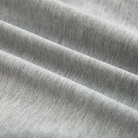 Gros plan sur le tissu du pyjama homme Henri, une matière gris clair douce, légère et respirante, idéale pour un confort optimal pendant la nuit.