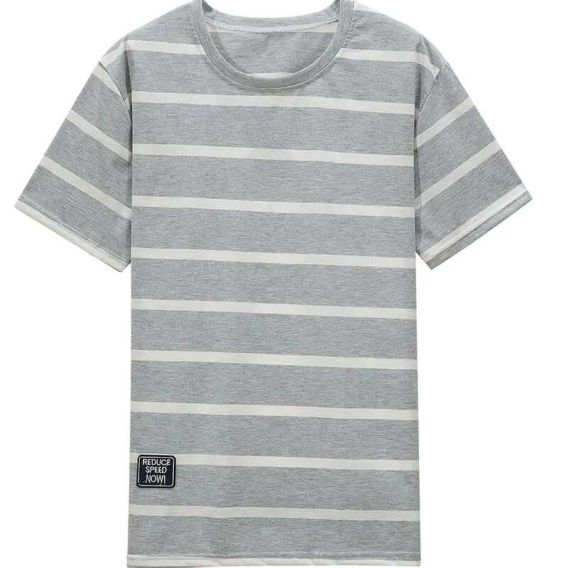 -shirt du pyjama homme Henri, en tissu gris léger à rayures blanches horizontales, doté d’un col rond confortable, idéal pour des nuits douces et une tenue décontractée à la maison.