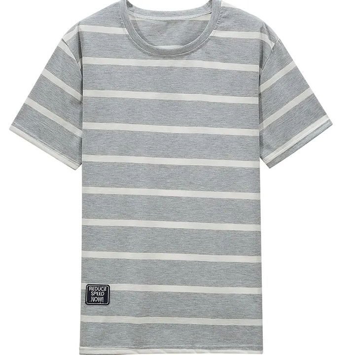 -shirt du pyjama homme Henri, en tissu gris léger à rayures blanches horizontales, doté d’un col rond confortable, idéal pour des nuits douces et une tenue décontractée à la maison.