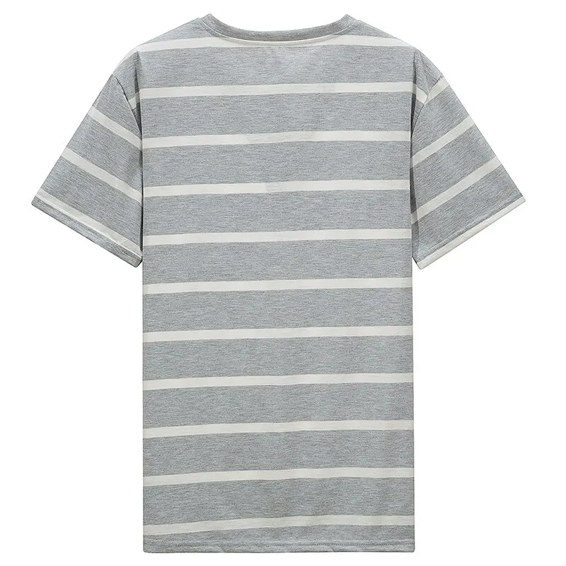 Vue arrière du t-shirt du pyjama homme Henri, en tissu gris léger à rayures blanches horizontales, offrant un style simple, confortable et idéal pour la détente.