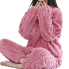 Pyjama femme Hermine en tissu ultra doux et moelleux, de couleur rose. Le haut à manches longues et le pantalon assorti offrent un confort optimal et une sensation de chaleur, idéal pour des moments de détente relaxants à la maison.