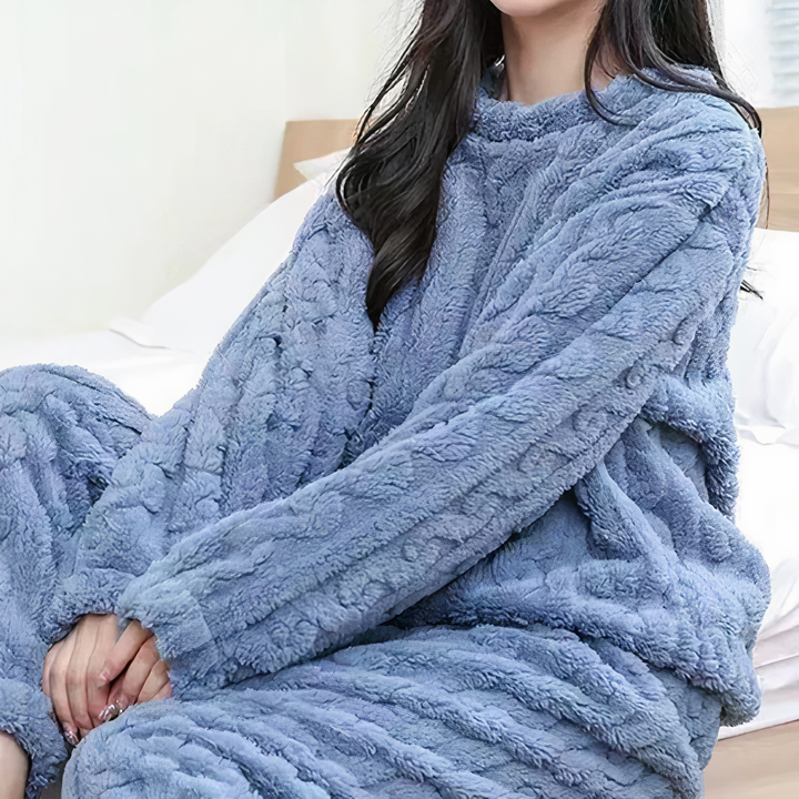 Pyjama femme Hermine en tissu moelleux de couleur bleue, composé d&