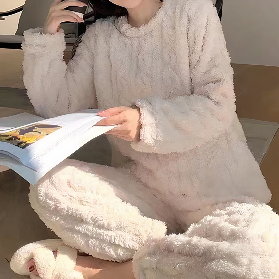 Pyjama femme Hermine en tissu moelleux de couleur beige, composé d&