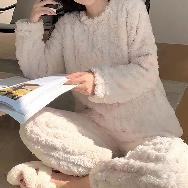 Pyjama femme Hermine en tissu moelleux de couleur beige, composé d&