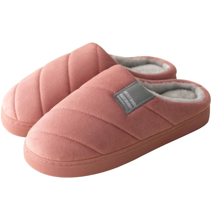 Chaussons unisexe Inaya de couleur rose, avec une texture matelassée et une doublure en fourrure douce. Confortables et chauds, parfaits pour se détendre à la maison pendant l&