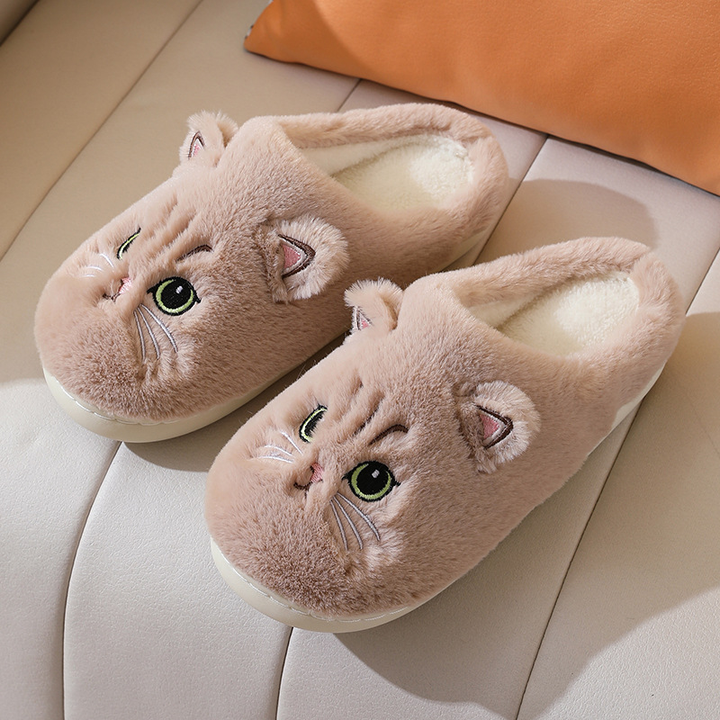 Chaussons femme Irene beige clair, avec un design de tête de chat brodée, oreilles et yeux détaillés. Doublure en fourrure douce pour un confort maximal, parfaits pour un look chaleureux et tendance à la maison.