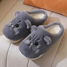 Chaussons femme Irene gris, avec un design de tête de chat brodée, oreilles et yeux détaillés. Doublure en fourrure douce pour un confort chaleureux et tendance à la maison.