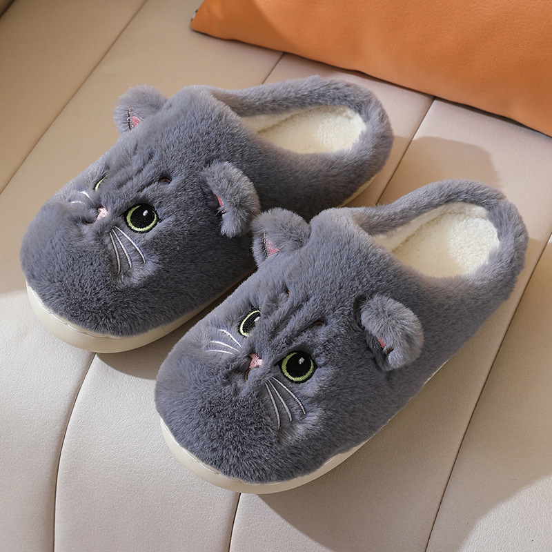 Chaussons femme Irene gris, avec un design de tête de chat brodée, oreilles et yeux détaillés. Doublure en fourrure douce pour un confort chaleureux et tendance à la maison.
