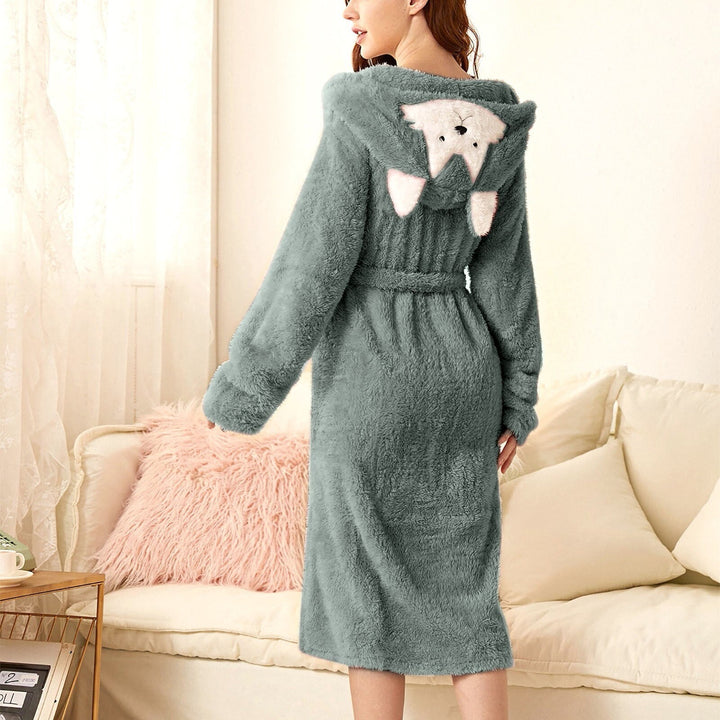Peignoir femme chaud  Iris  en tissu peluche vert sauge, coupe mi-longue avec ceinture, capuche avec motif animal et oreilles, porté de dos dans un salon.