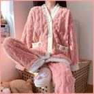 Pyjama femme Isolde en polaire rose ultra-douce, avec veste boutonnée à bordures blanches et poches décorées de petits motifs de fruits, assorti à un pantalon chaud et moelleux. Ensemble confortable idéal pour se relaxer à la maison.