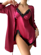 composé d’un peignoir satiné rouge et d’une nuisette assortie ornée de dentelle noire. Le tissu soyeux et la coupe féminine mettent en valeur l’élégance et le charme nocturne du modèle.