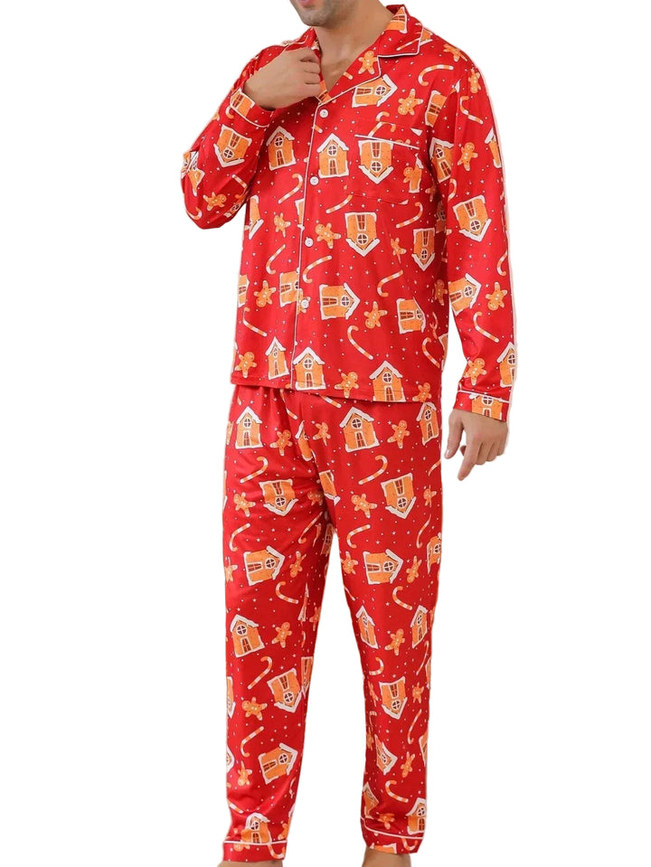 Homme portant le pyjama de Noël Jacques pour homme, ensemble deux pièces avec chemise boutonnée à manches longues et pantalon assorti, imprimé festif rouge avec motifs de Noël, coupe droite, présenté sur fond blanc.