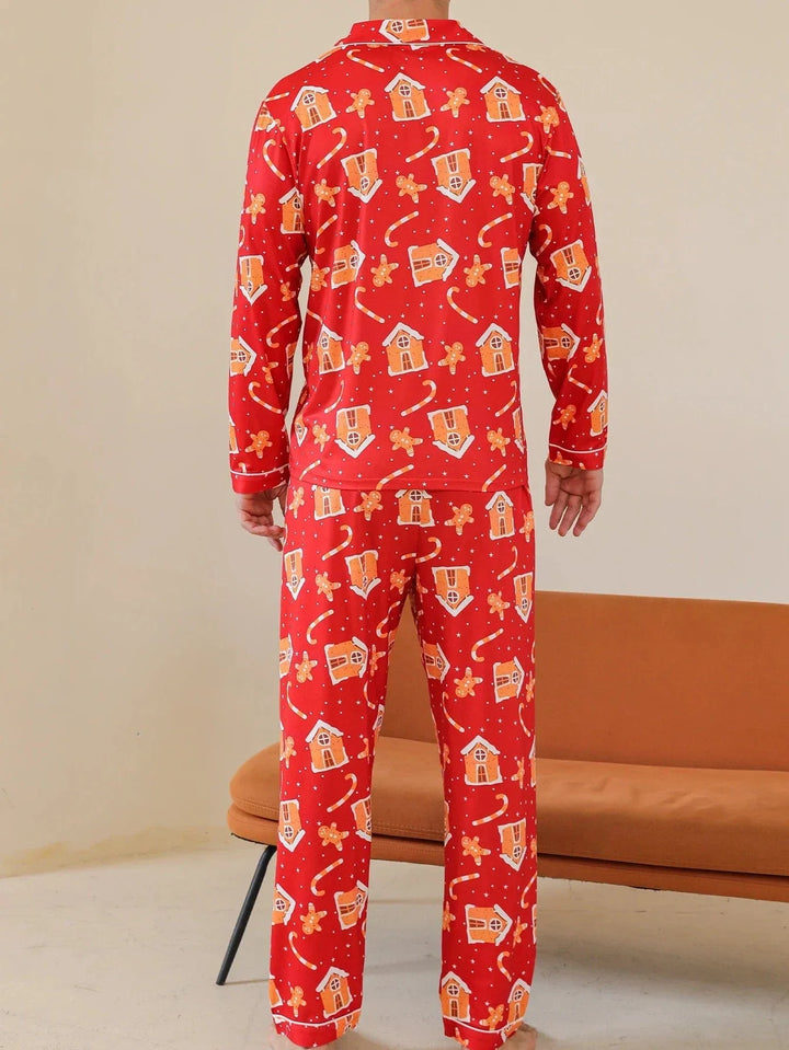 Vue arrière d’un homme portant le pyjama de Noël Jacques pour homme, ensemble deux pièces avec chemise boutonnée à manches longues et pantalon assorti, imprimé festif rouge avec motifs de Noël, coupe droite, présenté en intérieur.