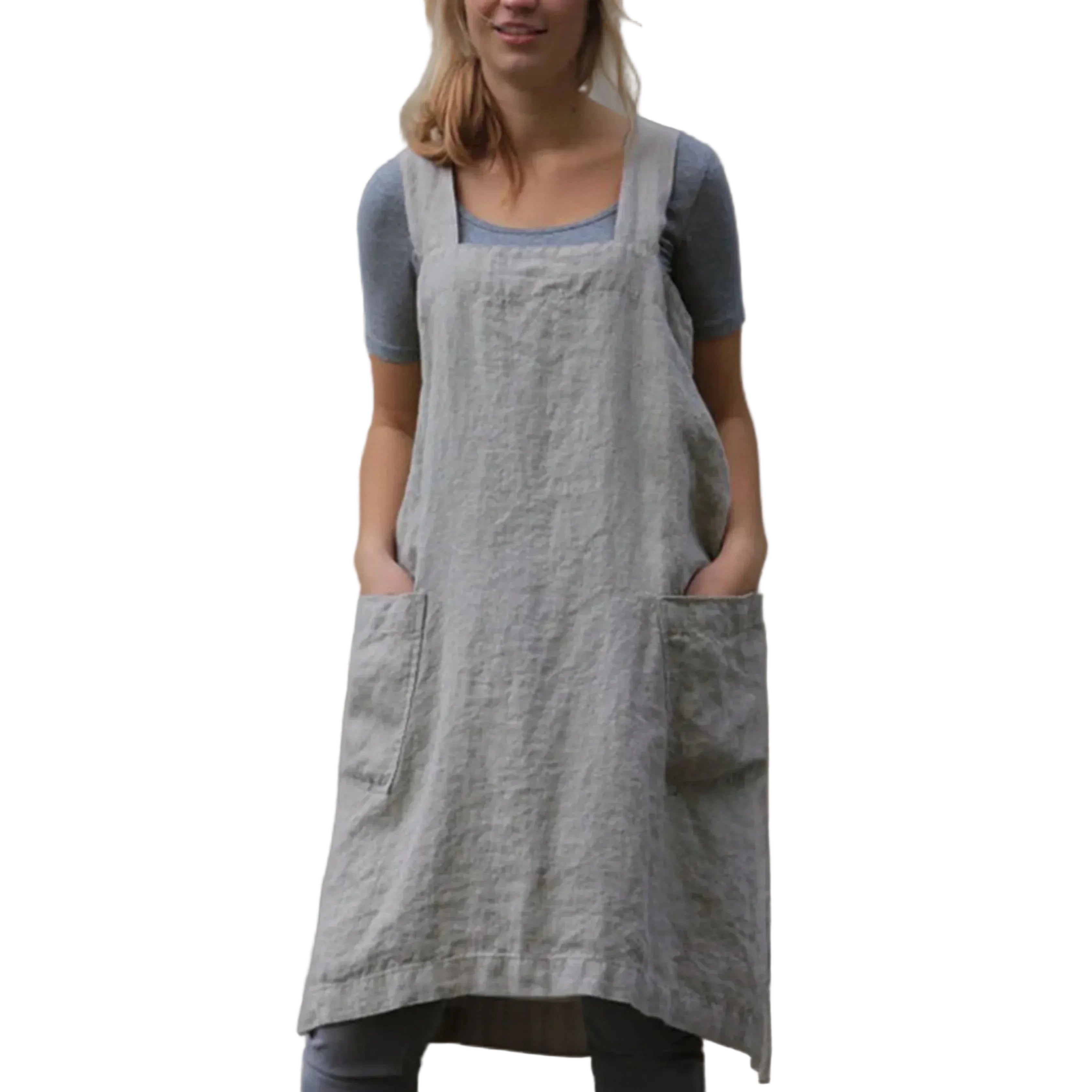 Tablier robe femme pratique et confortable, en lin gris clair, coupe droite avec larges bretelles et grandes poches avant, porté sur un t-shirt gris.