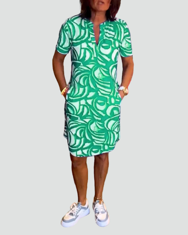 Modèle portant la robe mini Joie avec un imprimé abstrait vert et blanc, parfaite pour l&