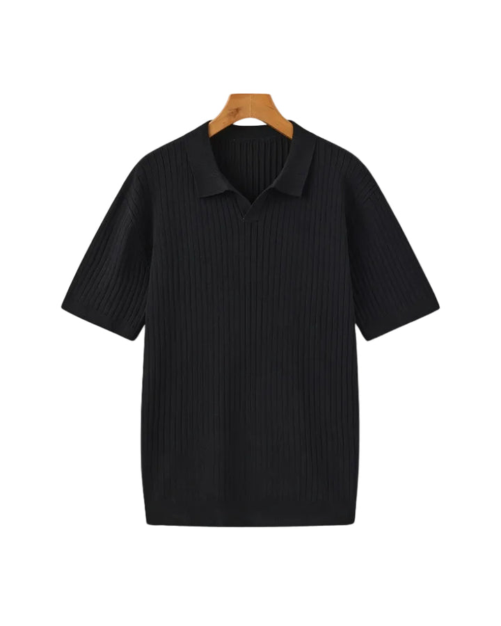 Polo homme Jonas noir à manches courtes avec texture côtelée et col classique, offrant un style élégant et confortable au quotidien.
