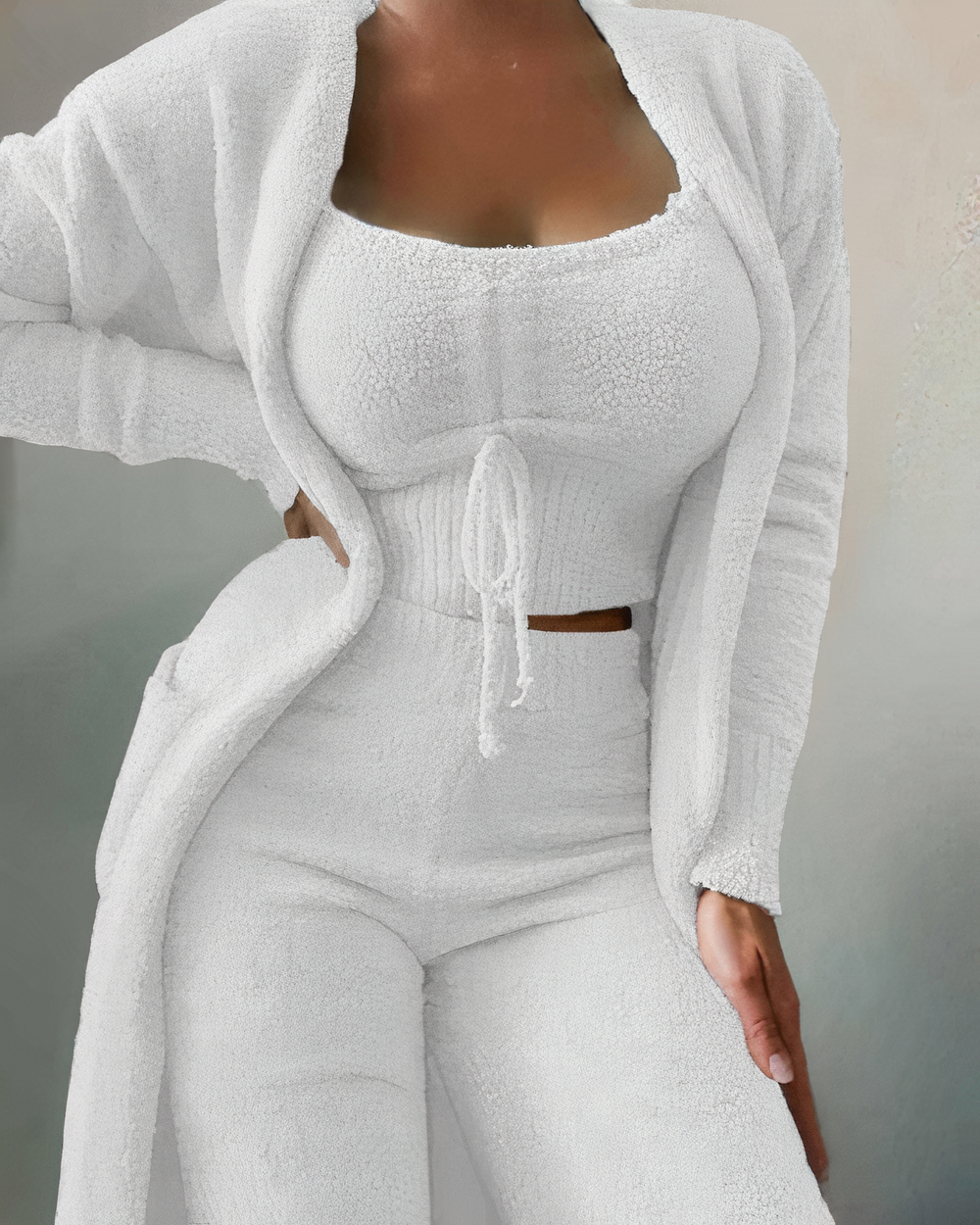 Pyjama femme Josette  blanc, ensemble élégant et confortable trois pièces avec débardeur à encolure carrée, lien à nouer à la taille, pantalon ajusté taille haute et cardigan long à manches longues, tissu doux et texturé.