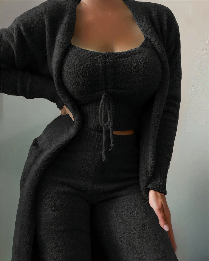 Pyjama femme  Josette  noir, ensemble élégant et confortable trois pièces avec débardeur à encolure carrée, lien à nouer à la taille, pantalon ajusté taille haute et cardigan long à manches longues, tissu doux et texturé.