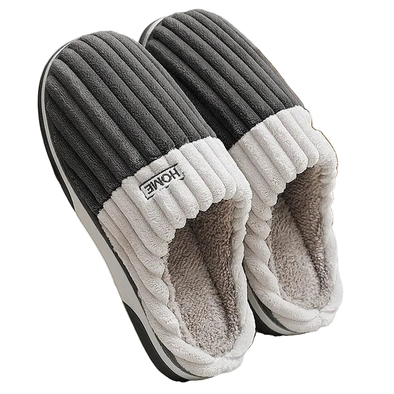 Chaussons homme Jules gris et blanc en tissu côtelé, intérieur doublé chaud et moelleux, bord rembourré, semelle épaisse confortable pour un usage quotidien à la maison.