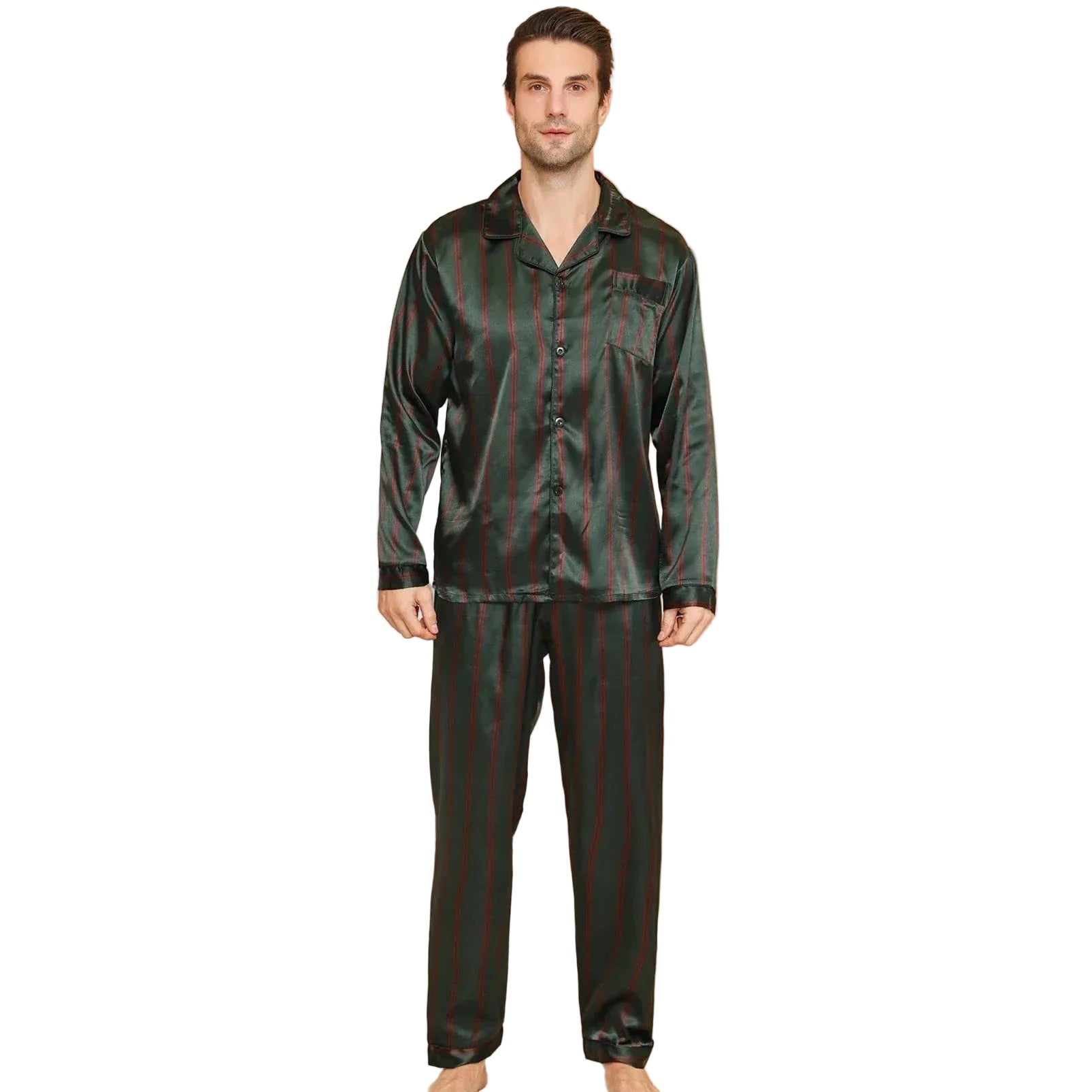 Homme debout dans un intérieur moderne portant le pyjama satin pour homme Julien, ensemble léger et agréable composé d’une chemise à manches longues boutonnée et d’un pantalon assorti, en satin vert à fines rayures rouges, offrant une allure élégante et un confort optimal pour la nuit ou la détente à la maison.