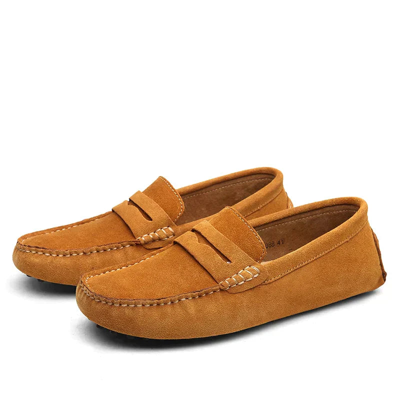 Mocassins en daim marron clair pour homme, avec une finition soignée et une semelle souple à picots pour un confort optimal. Un modèle élégant et pratique, parfait pour une utilisation quotidienne.