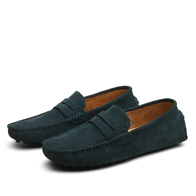 Mocassins en daim vert foncé pour homme, avec un design simple et élégant, parfait pour un look décontracté au quotidien. Confort optimal grâce à la semelle à picots et à la texture douce du daim.