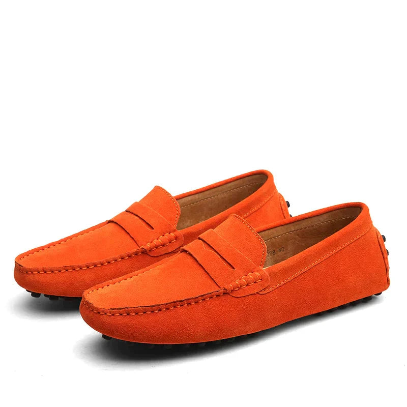 Mocassins en daim orange pour homme, au style élégant et moderne. Dotés d&