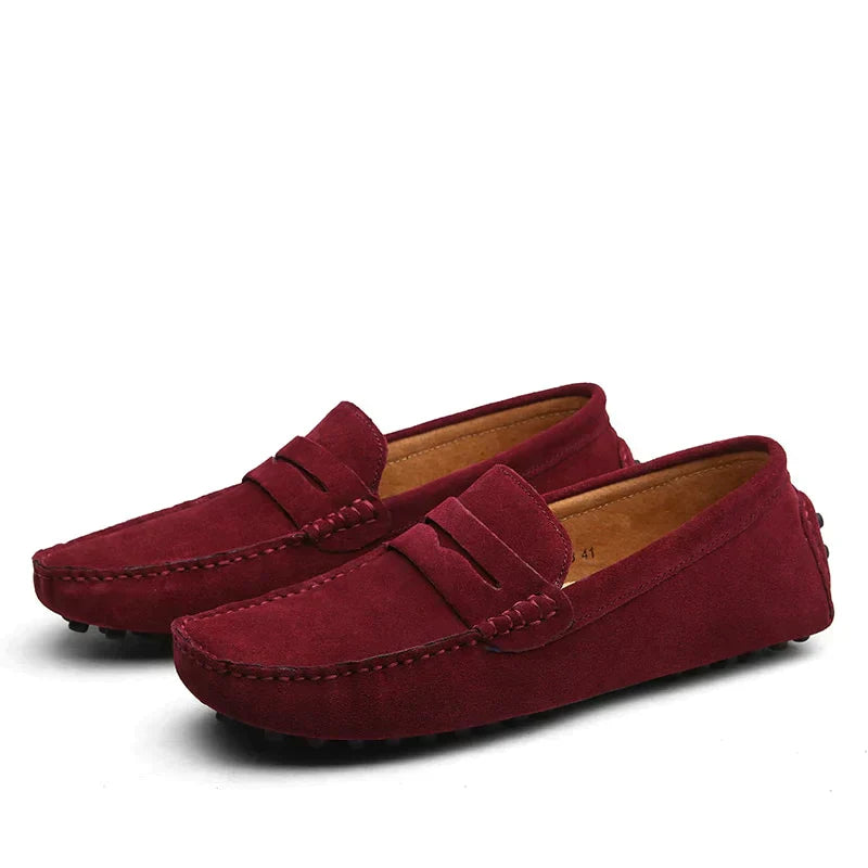 Mocassins en daim bordeaux pour homme, alliant élégance et confort. Ces chaussures décontractées au design raffiné sont idéales pour un look quotidien, avec une semelle à picots offrant un excellent confort. Parfaites pour l&