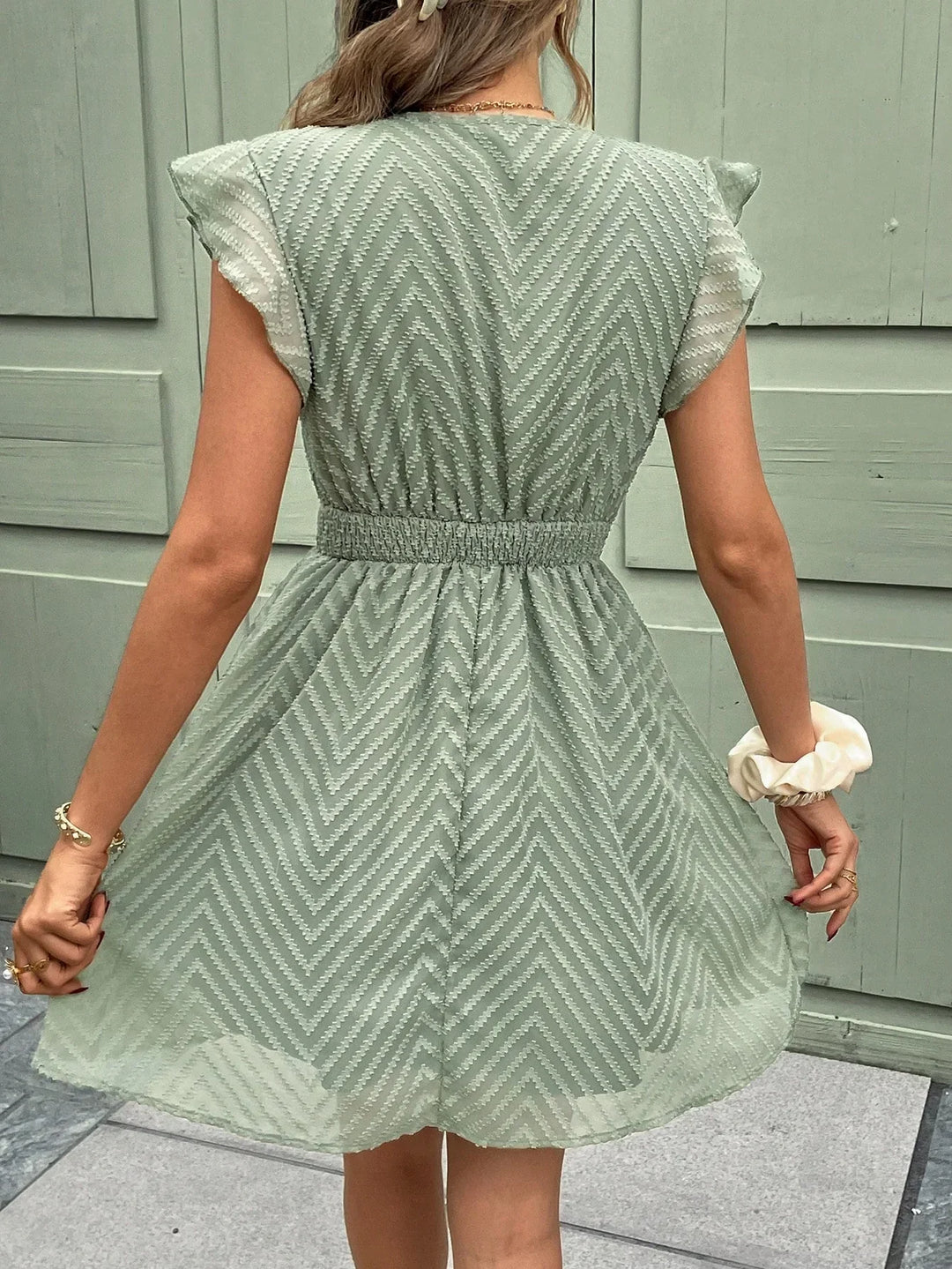 Robe mini d’été pour femme vert pastel, légère et confortable, vue arrière avec coupe fluide et taille élastique, idéale pour un look estival frais et féminin.