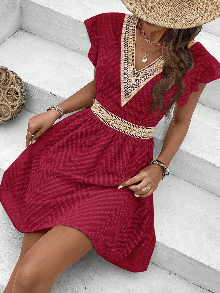 Robe mini d’été pour femme rouge, légère et confortable, avec décolleté en dentelle et tissu texturé, idéale pour un look estival élégant et féminin.