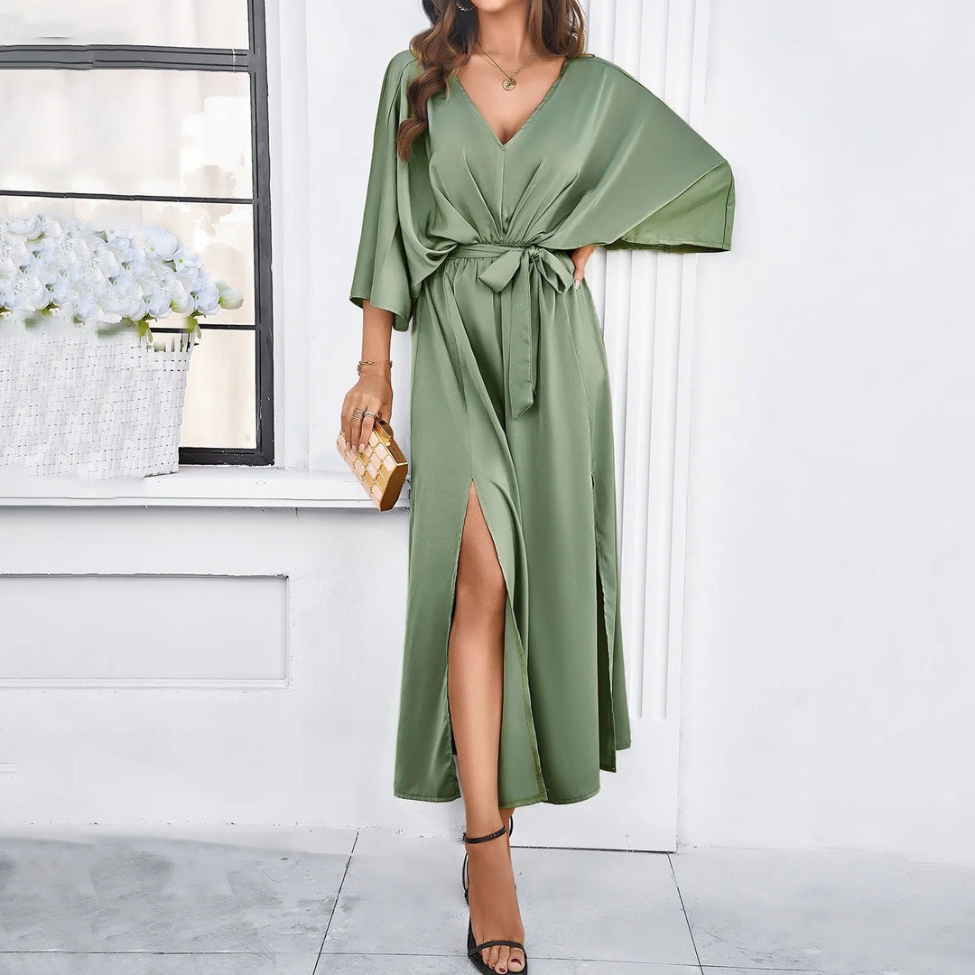 Femme portant la robe midi &