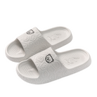 Chaussons femme Kyara blancs, avec un design ludique de têtes de petits ours sur la bande, offrant un confort optimal et un style amusant pour se détendre à la maison.