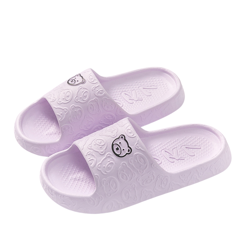 Chaussons femme Kyara lavande, avec un design ludique et mignon de têtes de petits ours sur la bande, offrant confort et style pour se détendre à la maison.