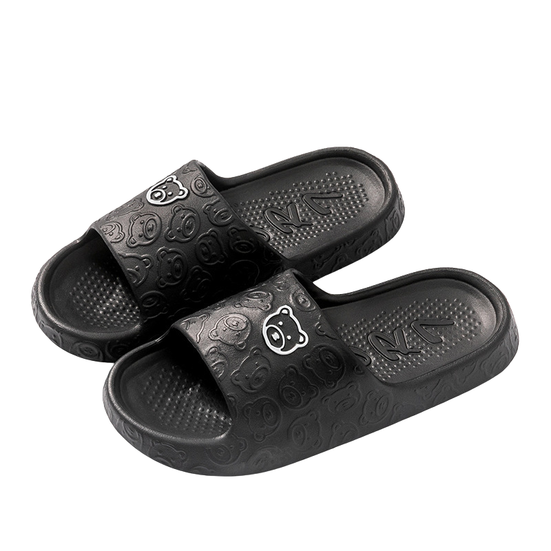 Chaussons femme Kyara noirs, avec un design ludique de têtes de petits ours sur la bande, offrant un confort optimal et un style amusant pour se détendre à la maison.