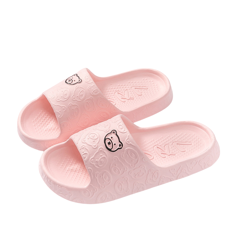 Chaussons femme Kyara rose clair, avec un design ludique de têtes de petits ours sur la bande, offrant confort et style pour se détendre à la maison.