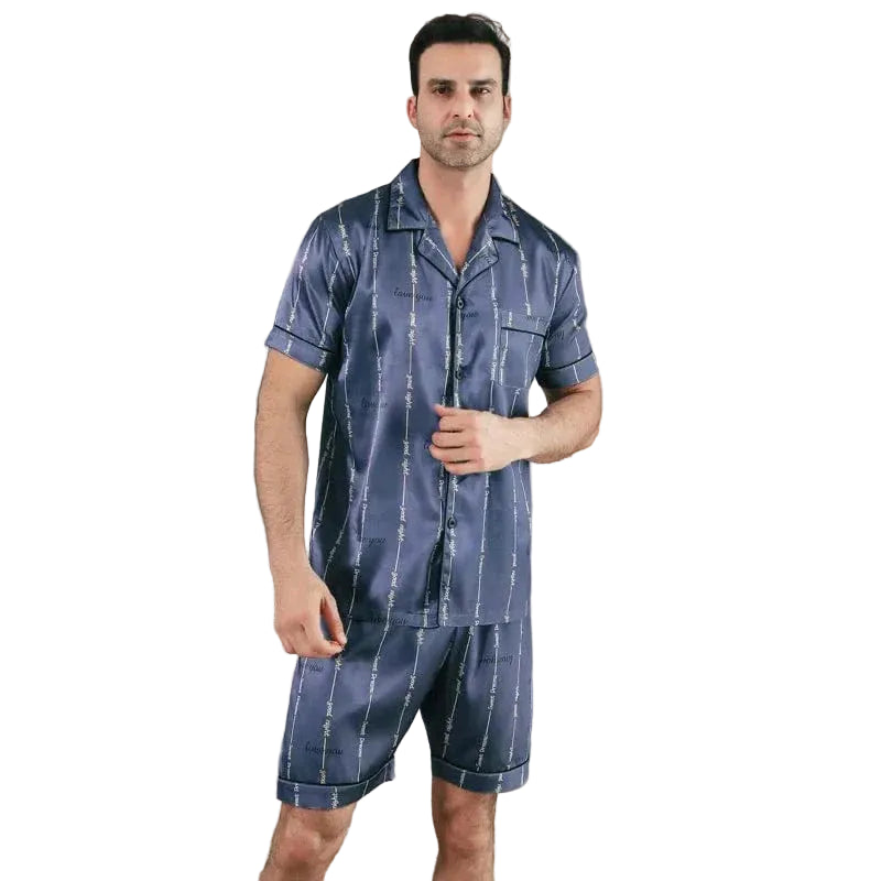Shorty en satin pour homme, avec une chemise à manches courtes et un short assorti. Le tissu satiné, doux et soyeux, offre un confort optimal tout en restant élégant. Le modèle porte ce pyjama avec une attitude décontractée, mettant en valeur le design moderne avec des motifs texturés. Ce shorty est parfait pour les nuits estivales ou des moments de détente à la maison.