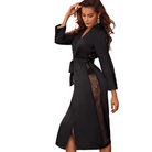 Femme portant le peignoir pour femme, élégant, léger et parfait pour la nuit, un peignoir en satin noir avec des détails en dentelle sur les côtés et une ceinture à la taille, offrant un look raffiné et sensuel près d'une fenêtre.