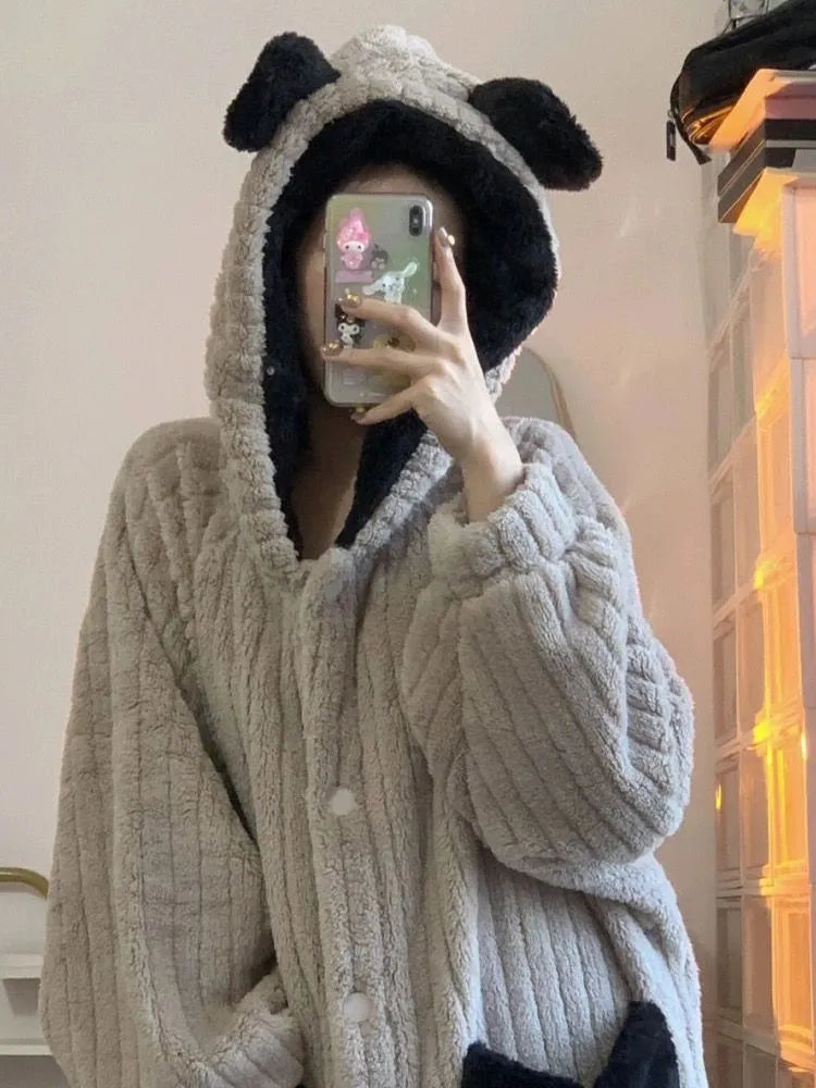 un peignoir en polaire gris avec capuche ornée de petites oreilles et doublure noire, offrant une douceur extrême et un style cocooning idéal pour l’hiver.