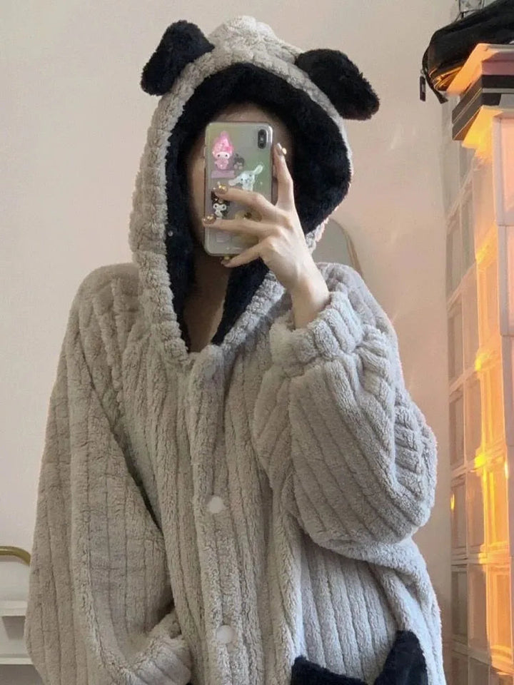 un peignoir en polaire gris avec capuche ornée de petites oreilles et doublure noire, offrant une douceur extrême et un style cocooning idéal pour l’hiver.