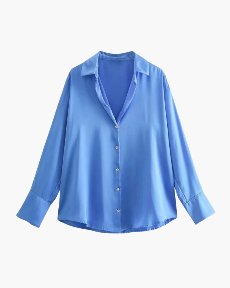 Blouse femme Lana élégante et confortable, coupe fluide à manches longues, coloris bleu avec col classique et fermeture boutonnée, parfaite pour un look chic et moderne.