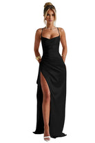 Découvrez la robe de soirée Landry en satin noir, une pièce élégante et sophistiquée avec une fente latérale pour un look audacieux. Son design chic avec des bretelles fines et un décolleté flatteur en fait le choix idéal pour une soirée glamour et raffinée.