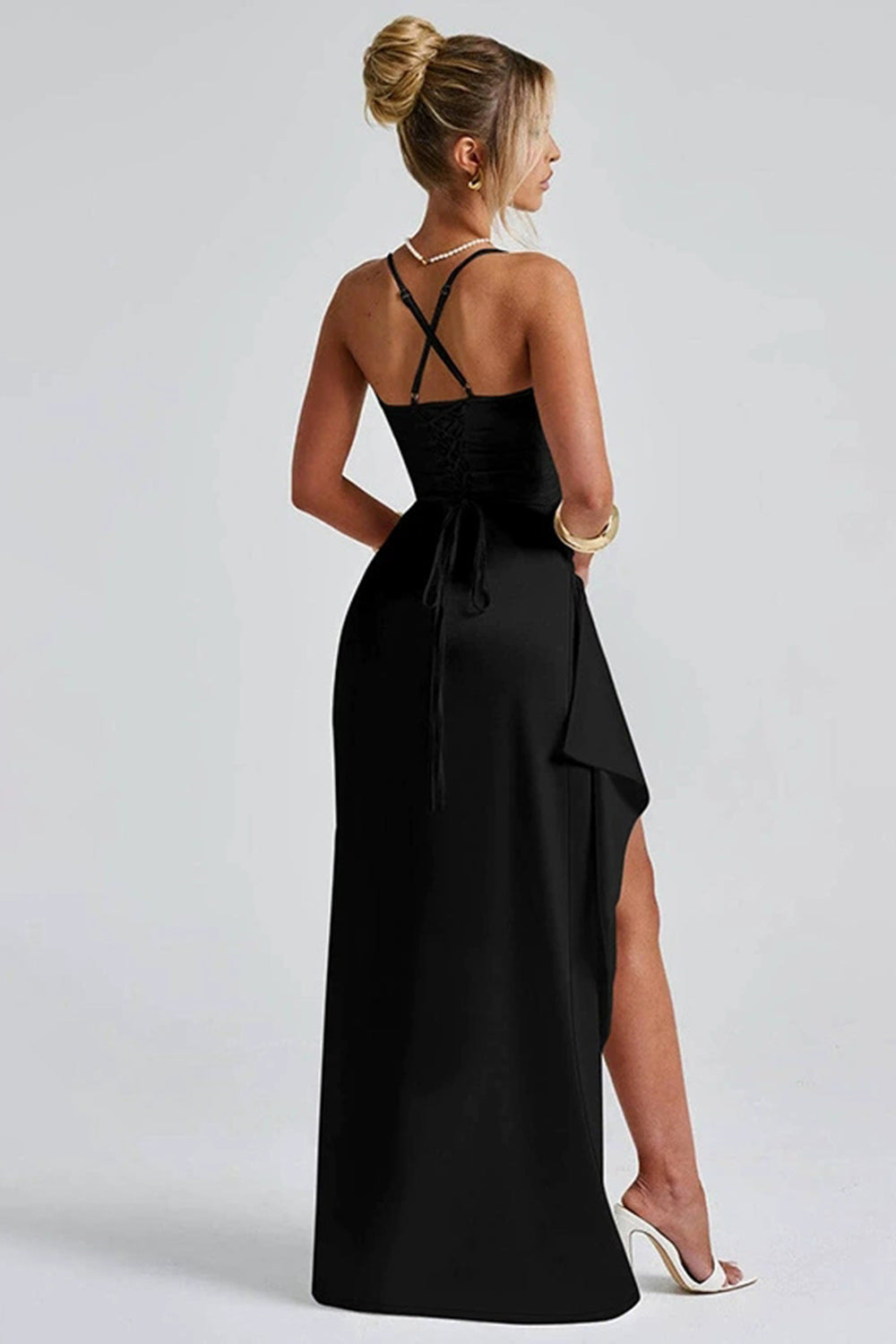 Robe de soirée Landry en satin noir, vue de dos. Avec son dos nu et ses bretelles croisées, cette robe élégante et fluide dévoile un style raffiné et sexy, parfait pour une soirée chic. La fente latérale ajoute une touche audacieuse à cette pièce sophistiquée.