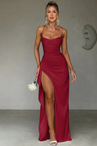 Robe de soirée Landry en satin bordeaux, avec une coupe fluide et une fente latérale qui crée un look sexy et sophistiqué. Les bretelles fines et la coupe ajustée mettent en valeur la silhouette, parfaites pour une soirée chic et élégante.