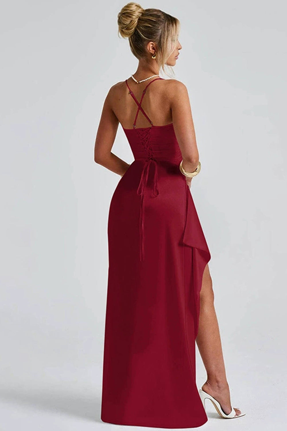 Robe de soirée Landry en satin bordeaux, vue de dos. Avec ses bretelles croisées et son dos nu, cette robe ajoute une touche de sophistication et de sensualité. La coupe fluide et la fente latérale créent une silhouette élégante et audacieuse, parfaite pour vos soirées spéciales.