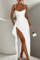 Robe de soirée Landry en satin blanc, élégante et sophistiquée, avec un décolleté flatteur et une fente haute sur le côté. La coupe fluide et les bretelles fines créent une silhouette raffinée, parfaite pour un événement chic et glamour.