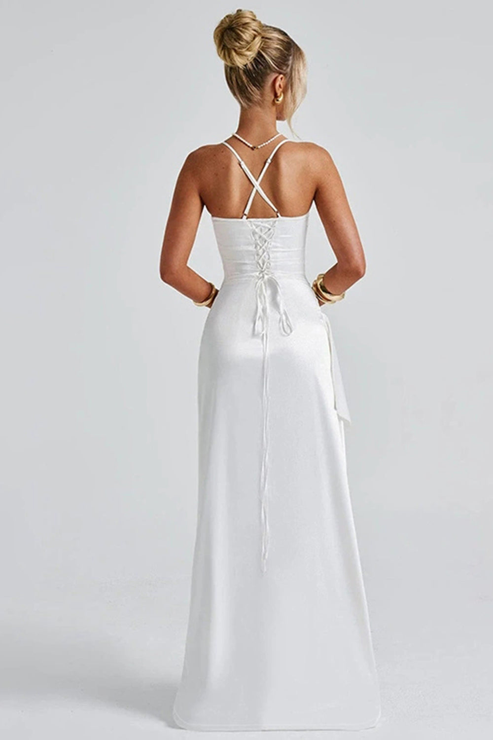 Vue arrière de la robe de soirée Landry en satin blanc, avec des bretelles croisées et un laçage élégant qui sublime la silhouette. Parfaite pour une occasion spéciale, elle combine sophistication et confort.