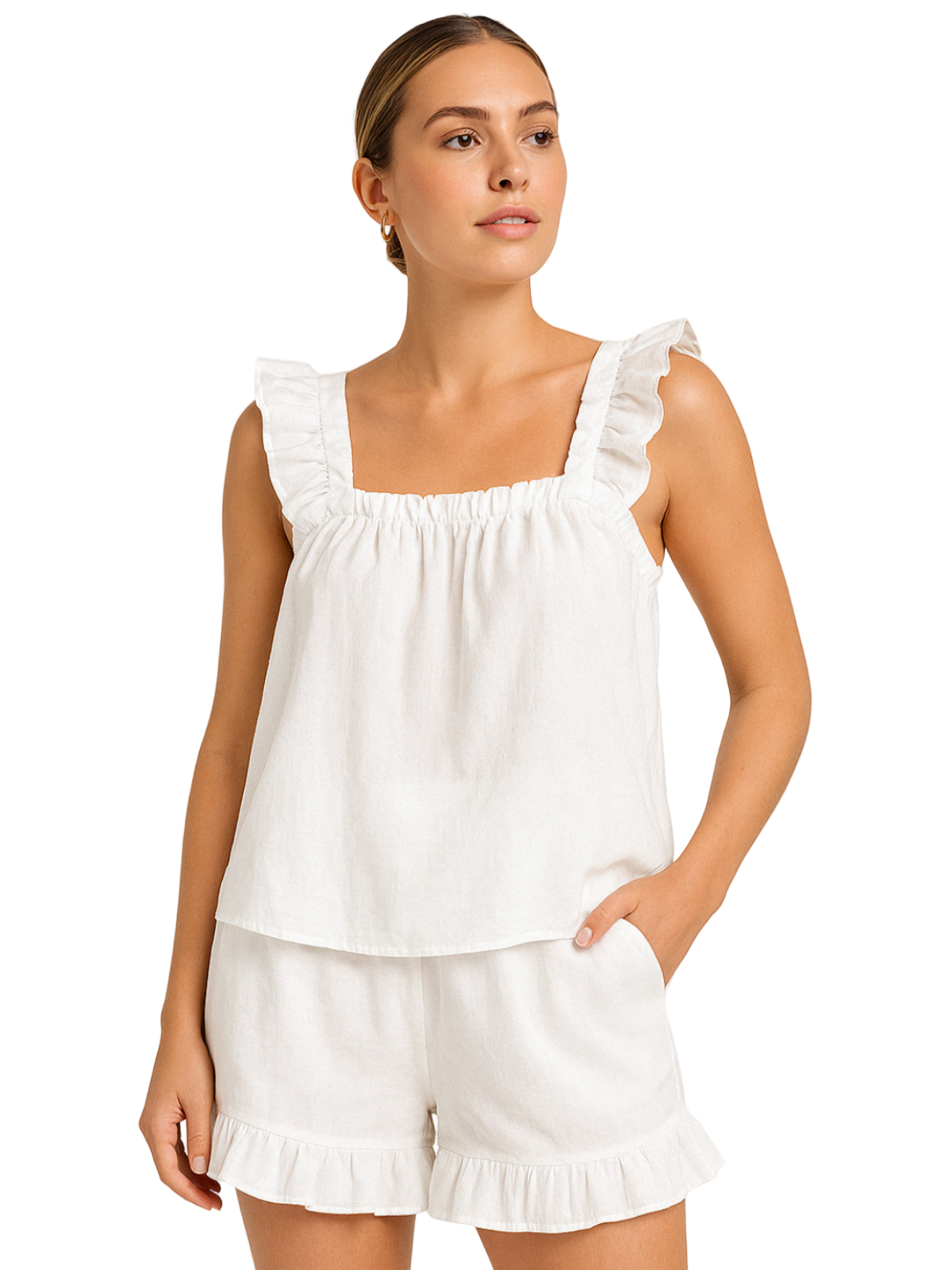Femme portant un pyjama deux pièces blanc cassé, composé d’un débardeur à larges bretelles volantées et d’un short assorti à volants. Ensemble tendance, léger et agréable à porter, parfait pour les nuits d’été ou les journées détente à la maison.