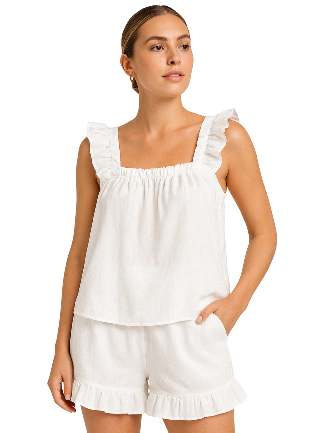 Femme portant un pyjama deux pièces blanc cassé, composé d’un débardeur à larges bretelles volantées et d’un short assorti à volants. Ensemble tendance, léger et agréable à porter, parfait pour les nuits d’été ou les journées détente à la maison.