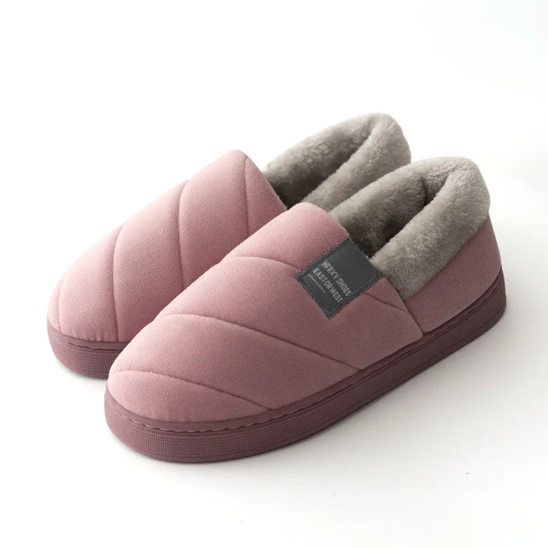 Chaussons d’hiver unisexes Laure chauds et antidérapants, coloris rose matelassé avec doublure grise douce et semelle épaisse, présentés sur fond blanc.